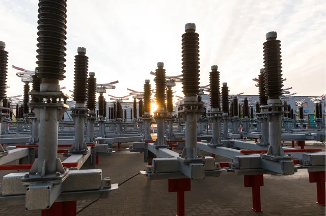 Hoogspanningsstation bij zonsondergang